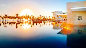 5 bars-salons, bar dans la piscine, bar attenant à la piscine