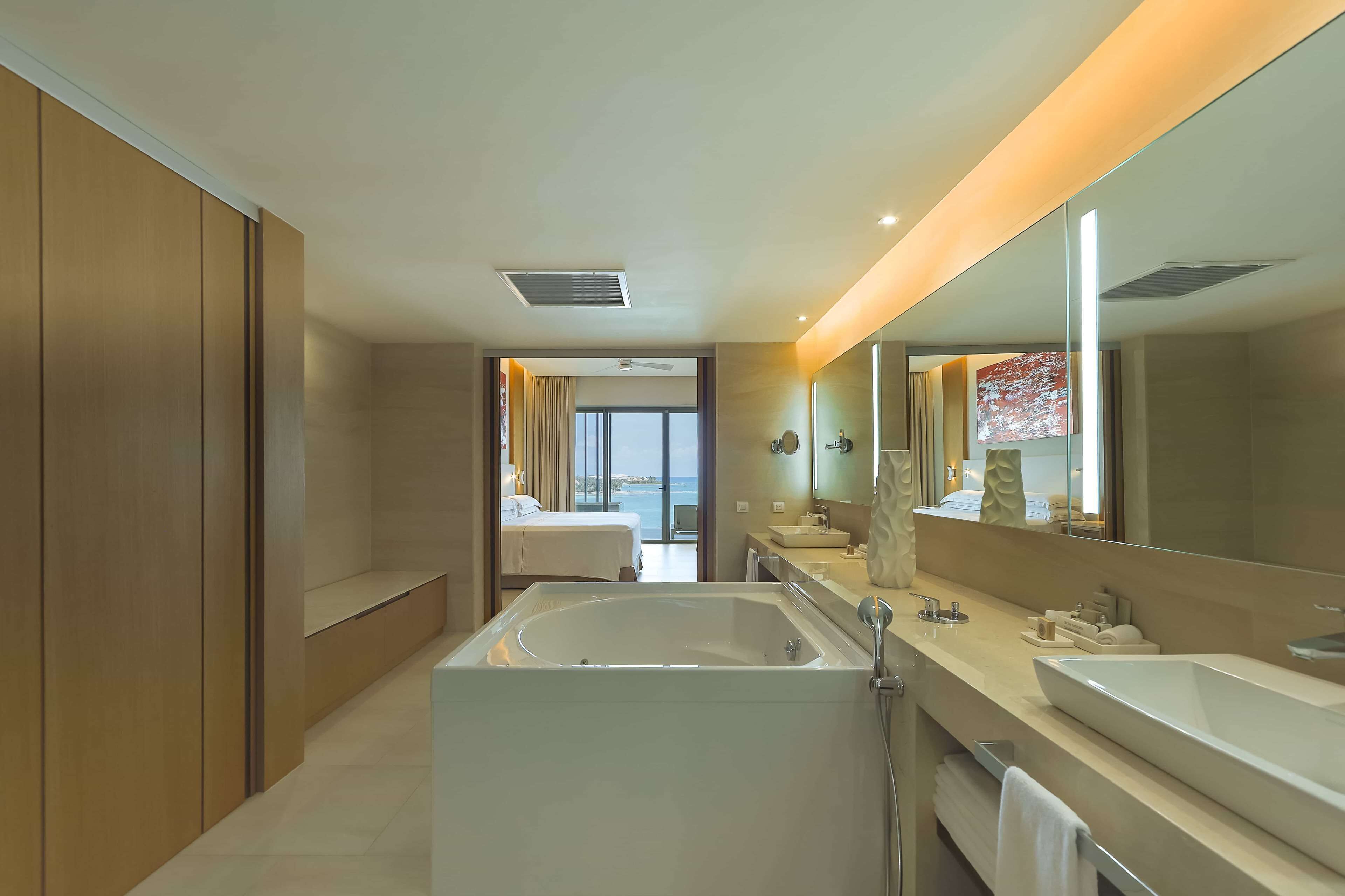 Combined shower/bathtub, hydromassage showerhead, free toiletries
