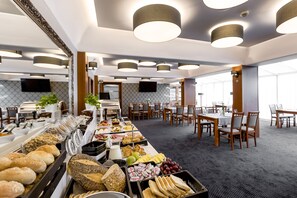 Breakfast buffet - Hotel Almarco (Sroda Wielkopolska)
