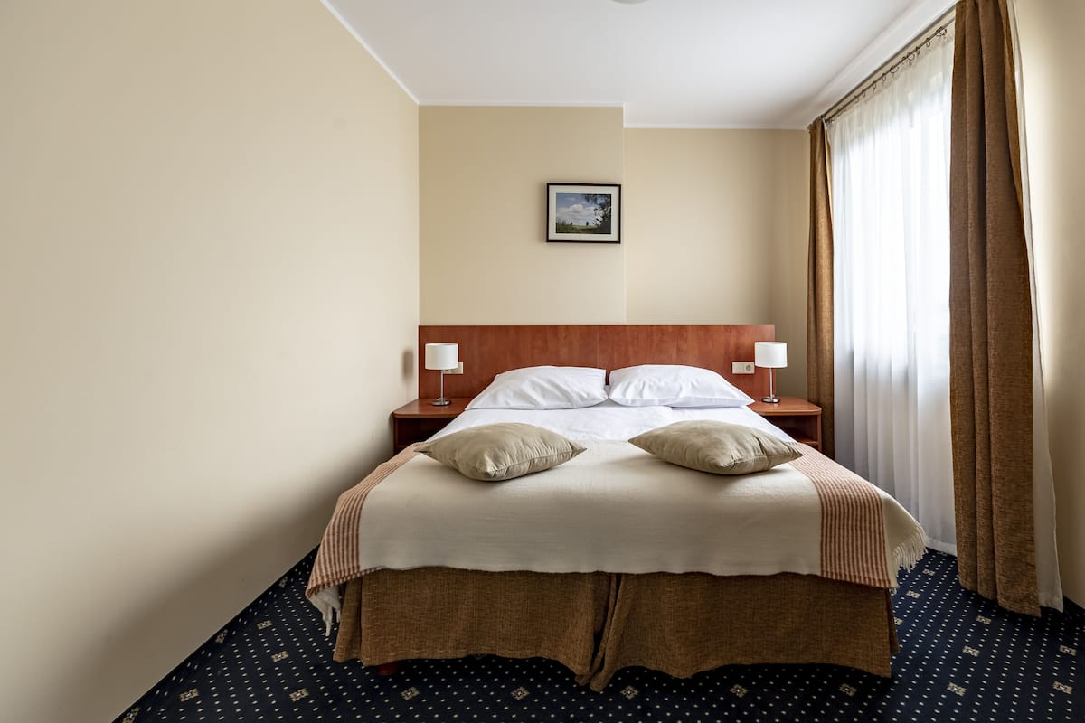 Classic Studio Suite | Desk, laptop workspace, blackout drapes, soundproofing