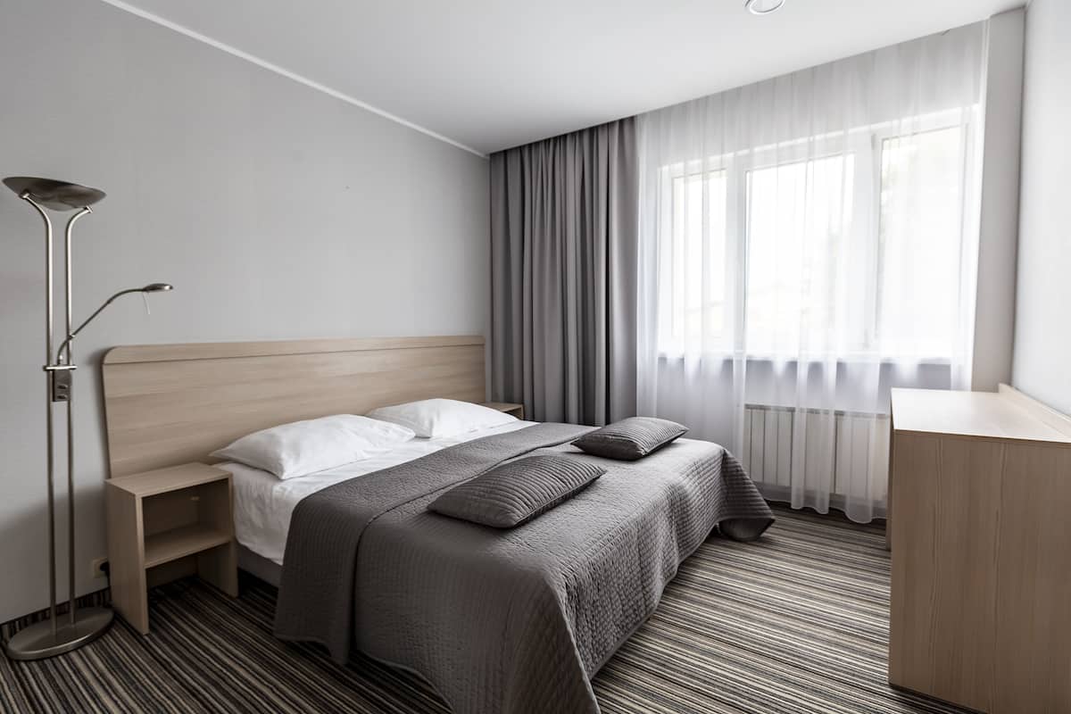 Deluxe Studio Suite | Desk, laptop workspace, blackout drapes, soundproofing