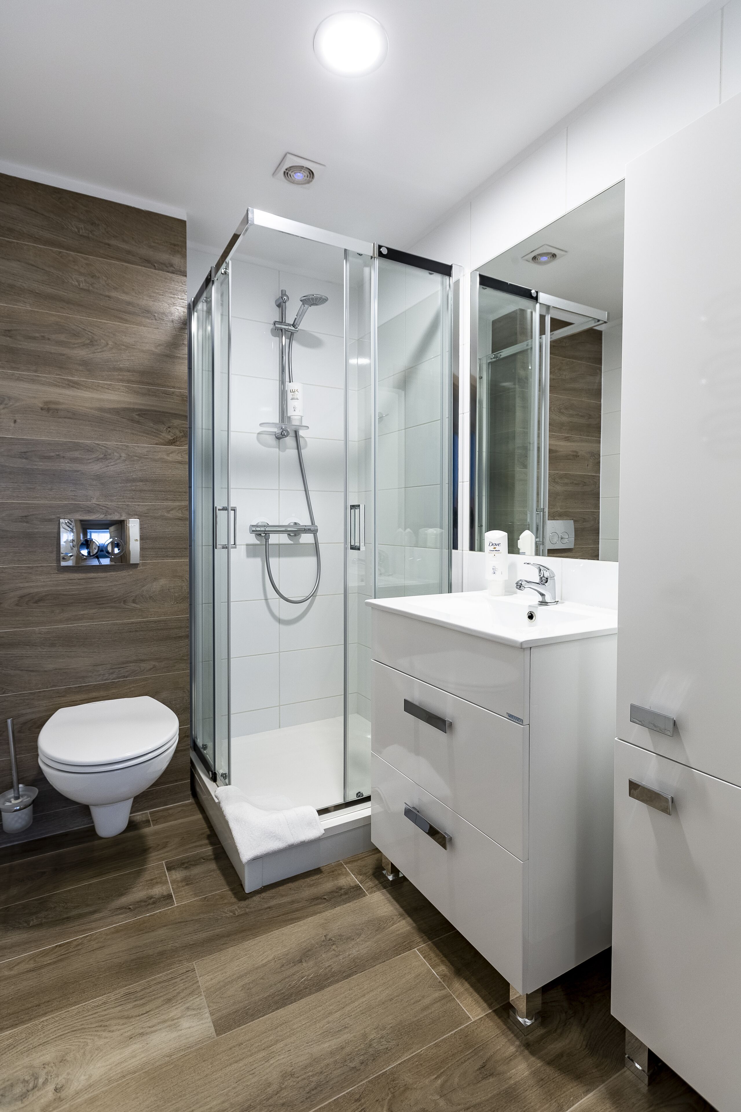 Deluxe Studio Suite | Bathroom | Shower, free toiletries, hair dryer, towels