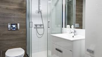 Deluxe Studio Suite | Bathroom | Shower, free toiletries, hair dryer, towels