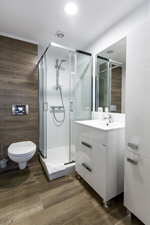 Suite estudio Deluxe | Baño | Regadera, amenidades de baño gratuitas, secadora de cabello, toallas