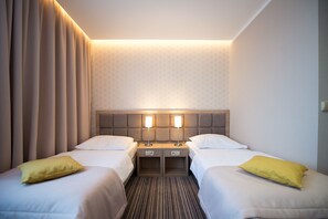 Phòng đôi tiện nghi đơn giản | Bàn, khu vực làm việc phù hợp cho laptop, màn/rèm cản sáng