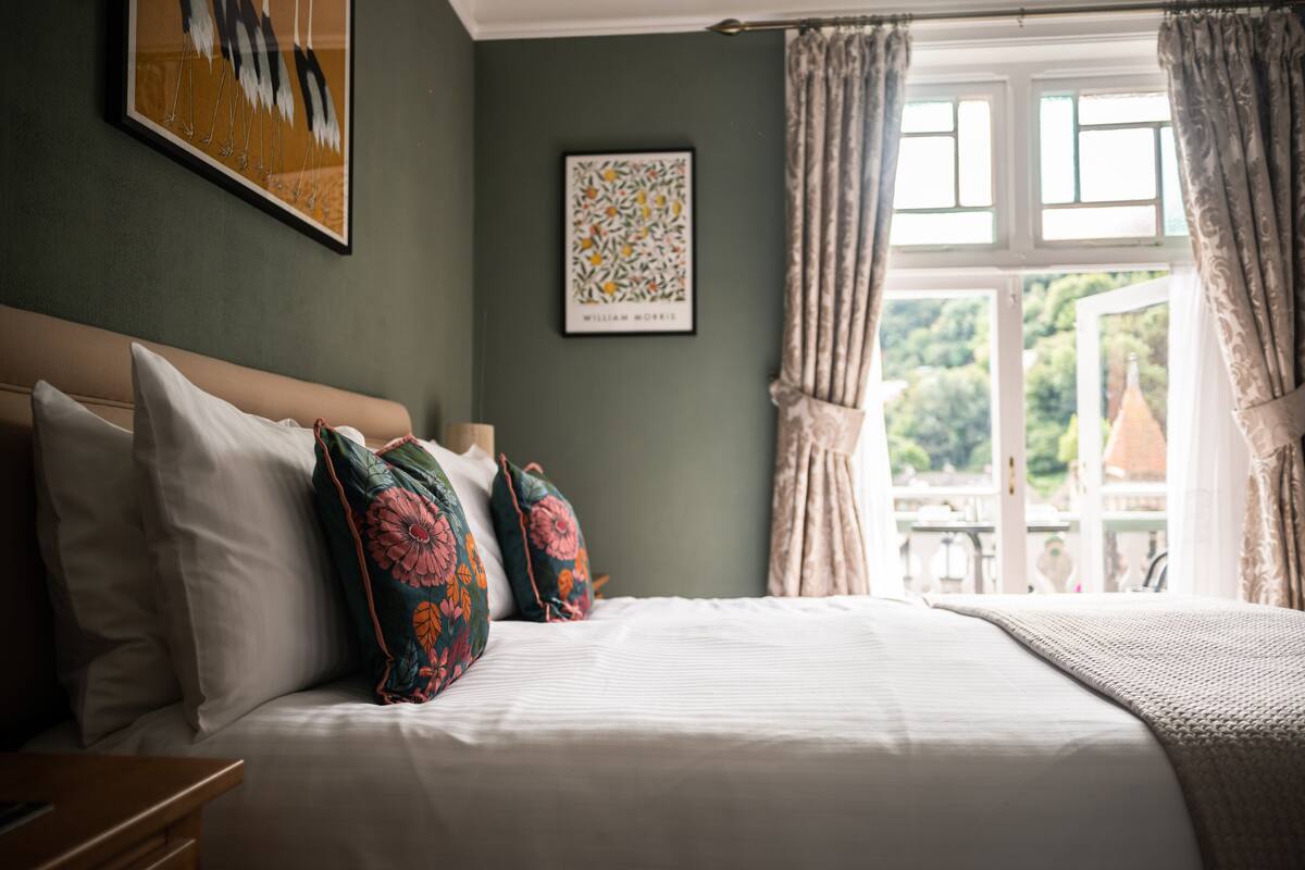 Double Room (Balcony Room 1st Floor) | Individually decorated, individually furnished