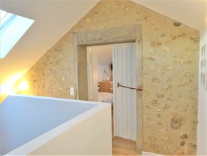 1 habitación, tabla de planchar con plancha y cuna de viaje