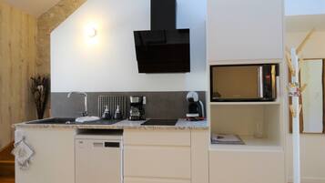 Geladeira, micro-ondas, fogão, cooktop