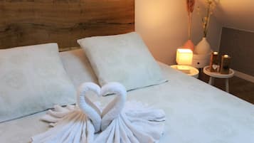 1 quarto, ferros/tábuas de passar roupa, berço de viagem