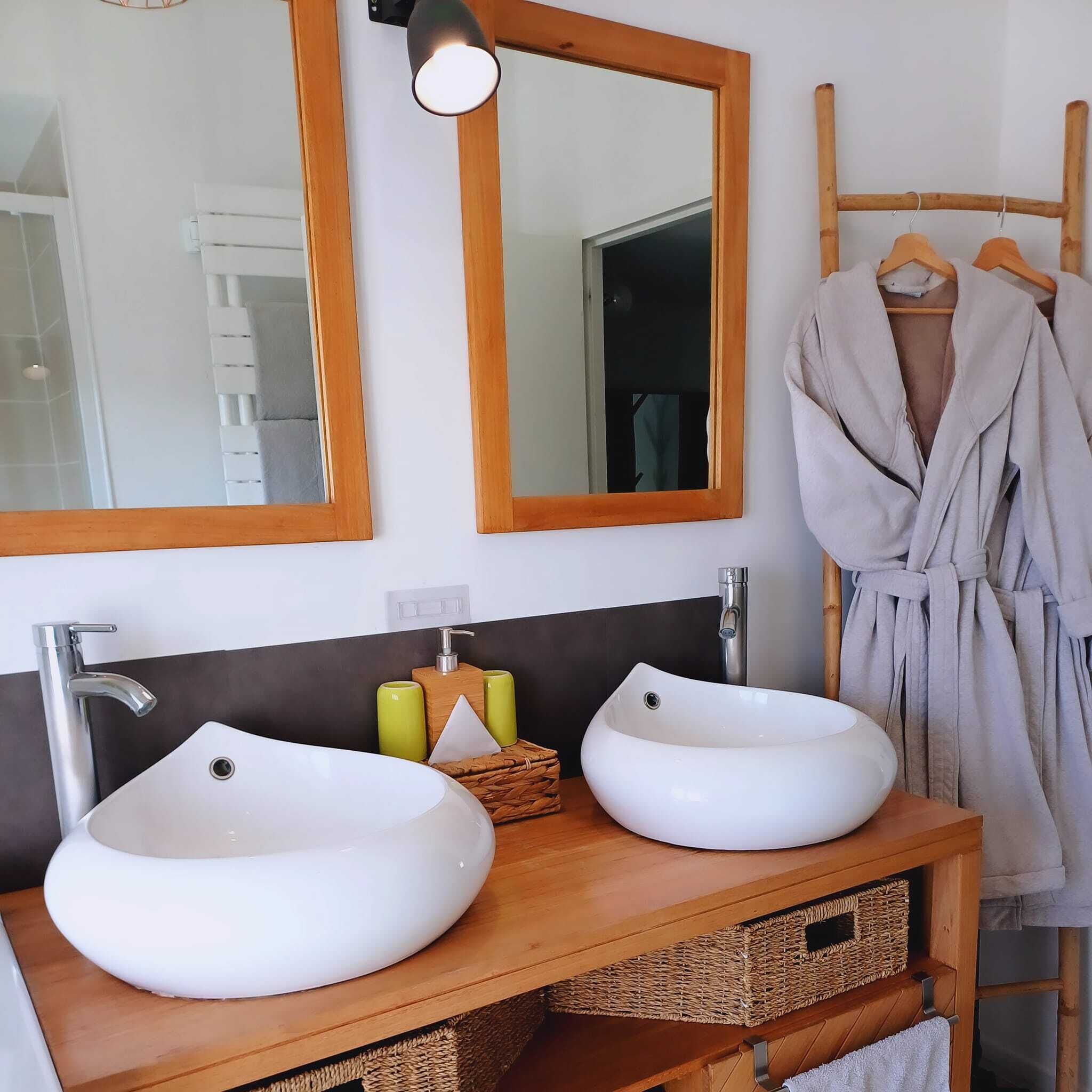 シャワー、ヘアドライヤー、タオル、石鹸