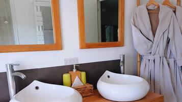 Dusche, Haartrockner, Handtücher, Seife