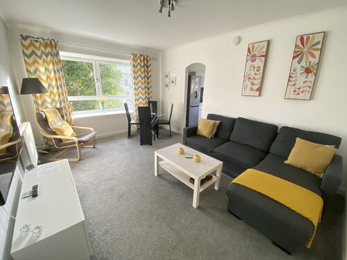 Lovely Modern 1 bedroom apartment - Sleeps up to 4 guests