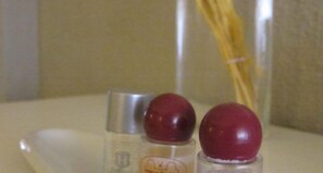 Free toiletries, hair dryer, towels, soap - Hostal Sardon (Sardon de Duero)