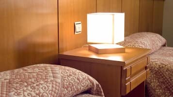 Escritorio, camas extra y ropa de cama