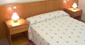 Desk, rollaway beds, bed sheets - Hostal Sardon (Sardon de Duero)