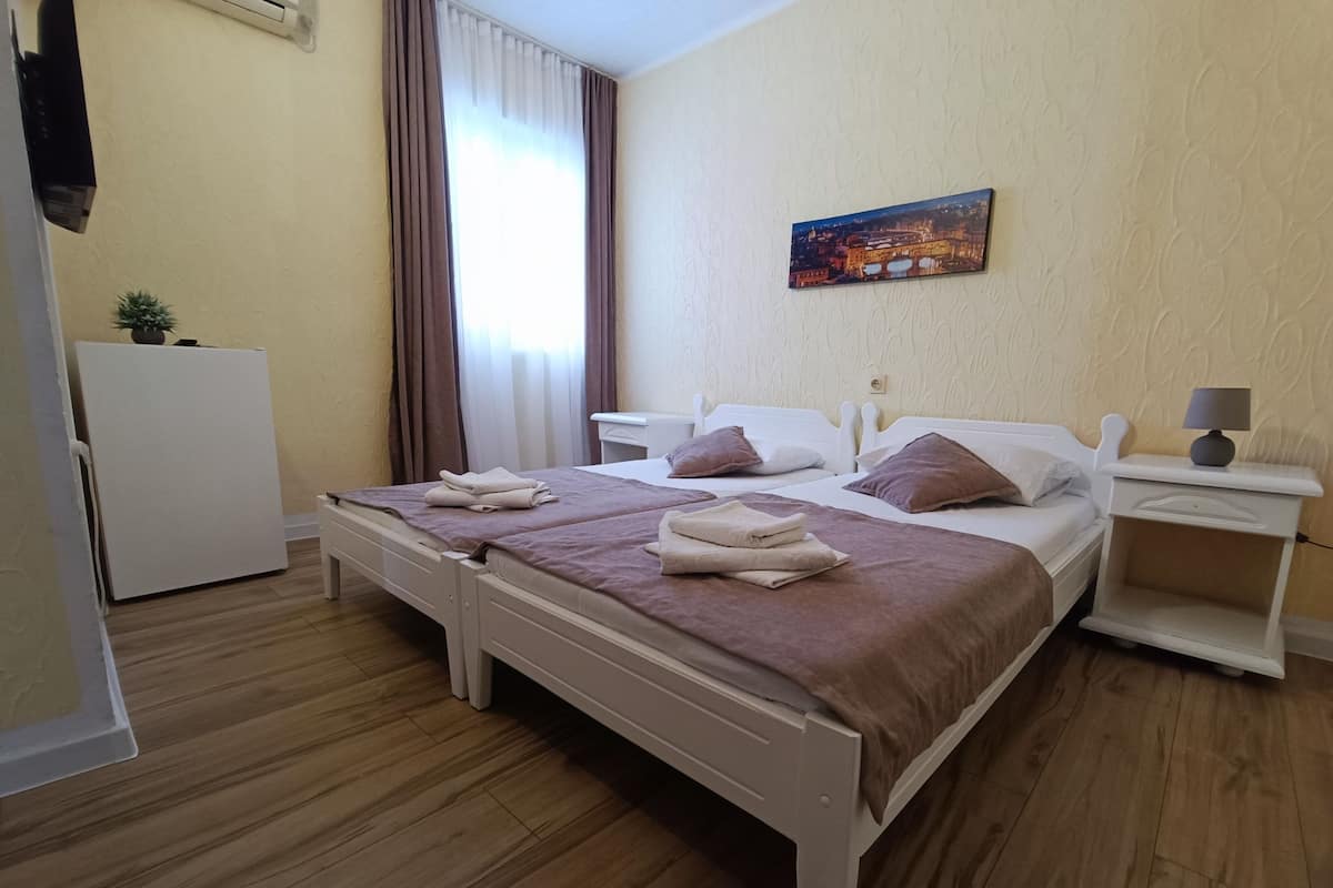 Habitación básica, 2 camas individuales, vista a la montaña | 1 habitación, decoración personalizada y muebles diferentes
