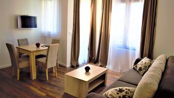 Standard Apartment | Living room | 32-inch flat-screen TV with satellite channels, TV