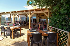 Déjeuner et dîner servis sur place, spécialités Cuisine portugaise