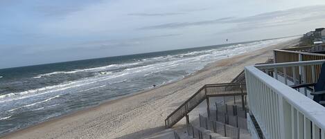 على الشاطئ، كراسي للتشمس