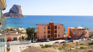 A coastal building with a view of the sea and a prominent rock formation. - Borumbot 8.3.27 VistaMar (Calpe)