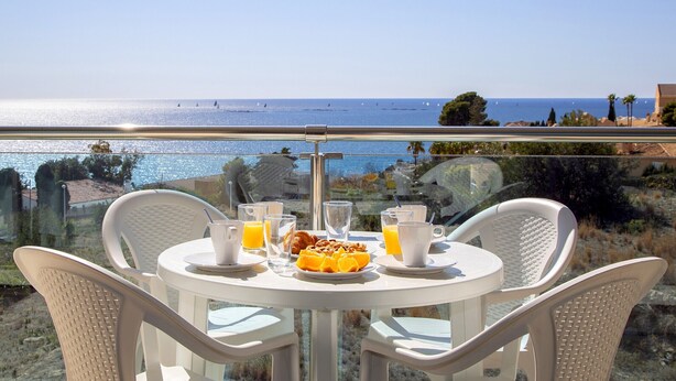 A table with breakfast items and a view of the sea. - Borumbot 8.3.27 VistaMar (Calpe)