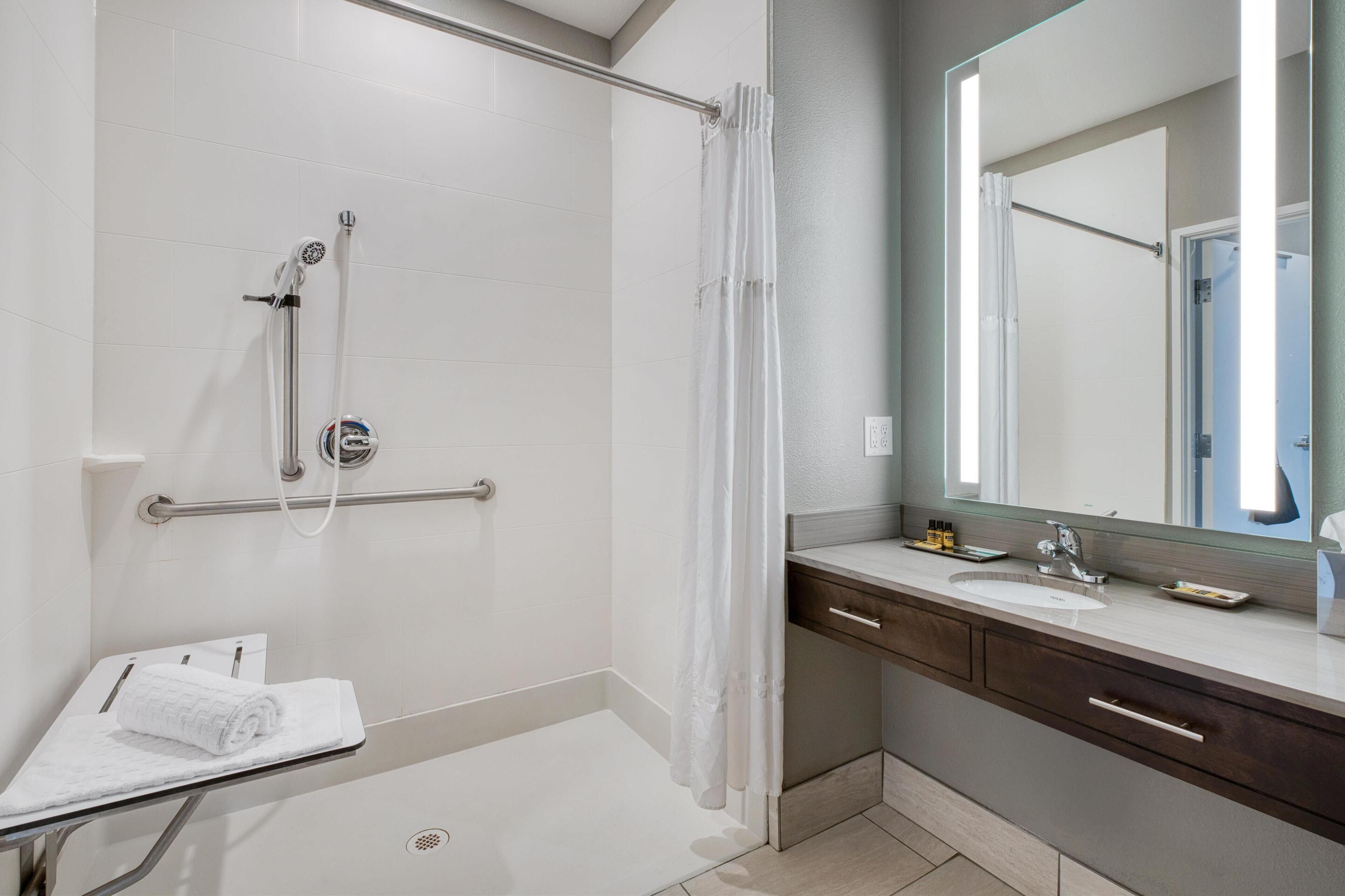 combined shower/bathtub, hair dryer, towels