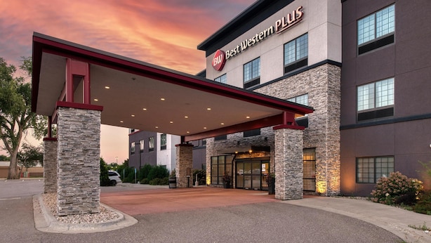 A Best Western Plus hotel with a stone facade and a covered entrance. - Best Western Plus Saint Peter (Saint Peter)