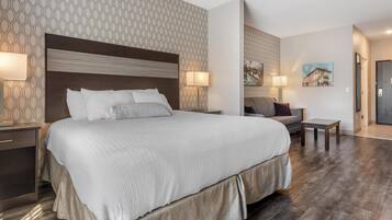 Suite, 1 trÚs grand lit, non-fumeurs, réfrigérateur et four à micro-ondes (with Sofabed) | Literie hypoallergénique, surmatelas, bureau, fer et planche à repasser