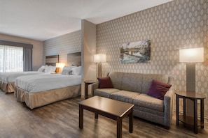 Suite, 2 grands lits, accessible aux personnes à mobilité réduite (with Sofabed) | Literie hypoallergénique, lit avec matelas à plateau-coussin, bureau