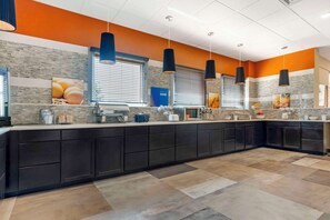 فطور كامل مجانًا يوميًا