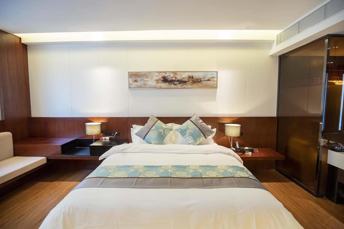 Standard Room, 1 King Bed, Non Smoking | In-room safe, free cots/infant beds, free WiFi, bed sheets