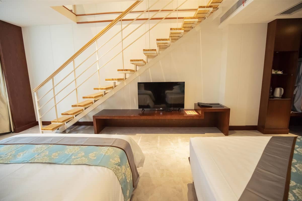 Suite, Multiple Beds, Smoking | In-room safe, free cots/infant beds, free WiFi, bed sheets