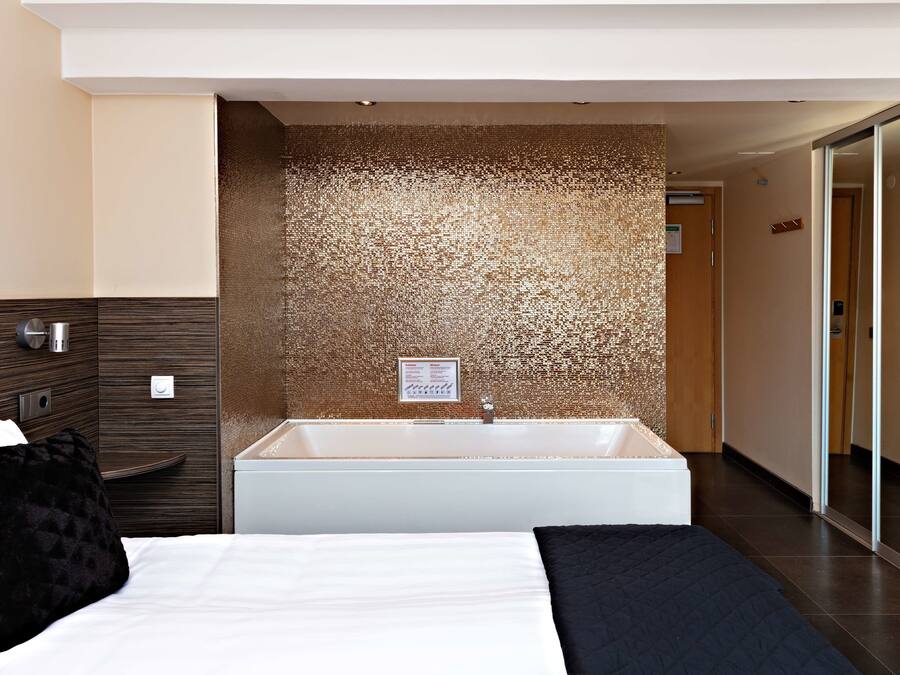 Rom – superior, 1 dobbeltseng, ikke-røyk, massasjebadekar | Skrivebord, skrivebord for bærbar PC og blendingsgardiner