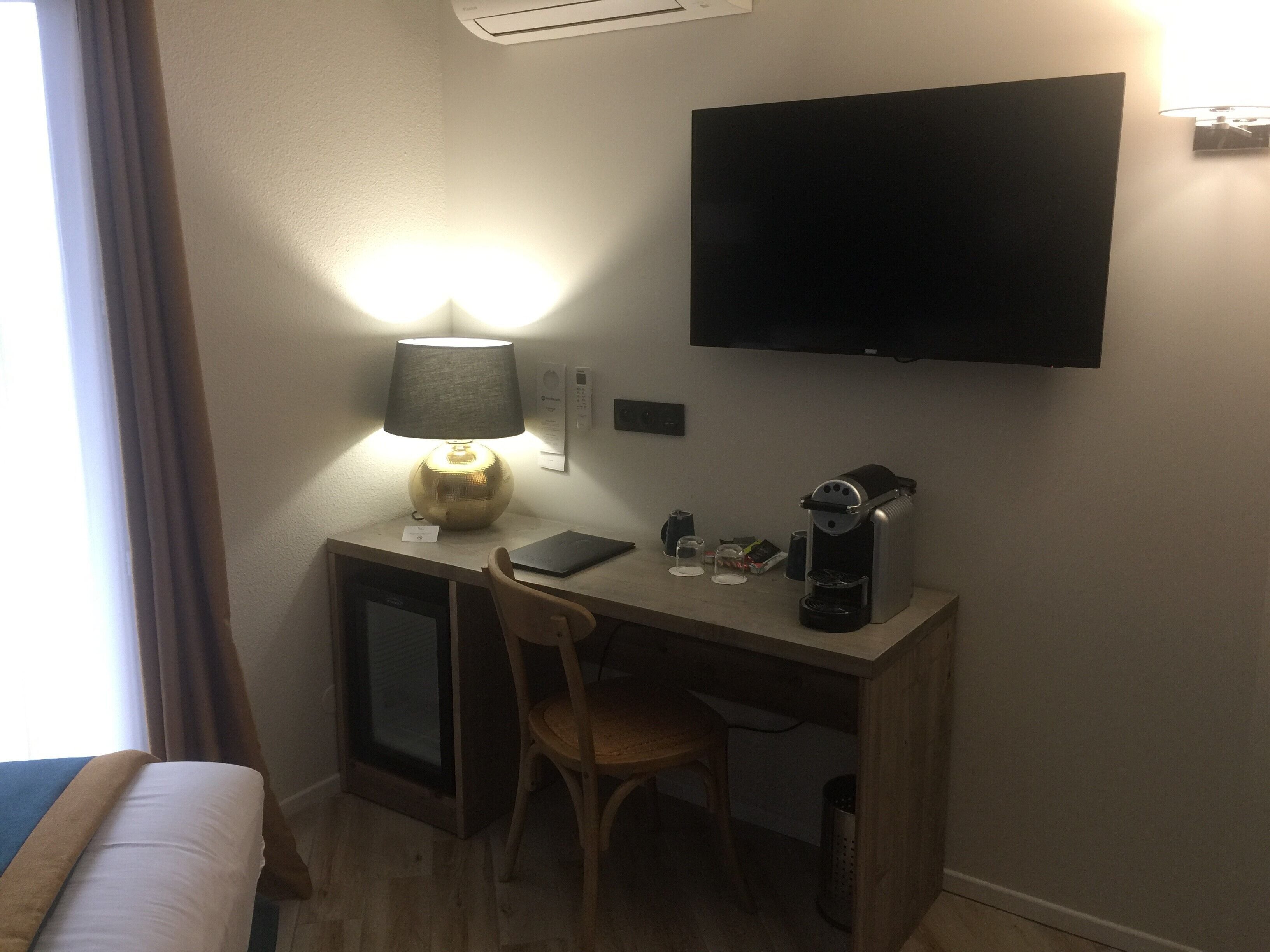 premium bedding, pillow-top beds, minibar, in-room safe