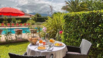 Daily buffet breakfast (EUR 17.00 per person)