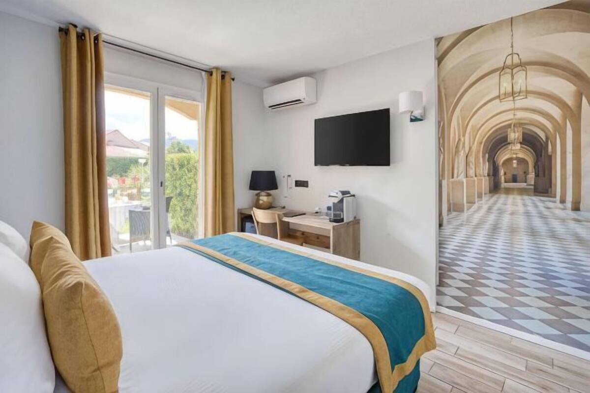 Premium bedding, pillow-top beds, minibar, in-room safe