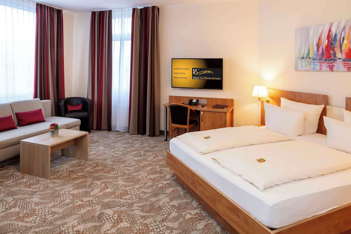 Standaard kamer, meerdere bedden, kitchenette (Converts to 2 Twin Beds;with Sofabed) | Hypoallergeen beddengoed, een minibar, een kluis op de kamer, een bureau