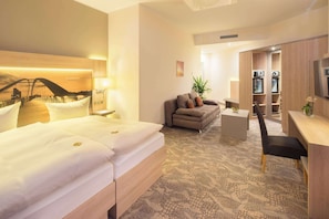 ห้องดีลักซ์ดับเบิล, เตียงใหญ่ 1 เตียง และโซฟาเบด (with Sofabed) | เครื่องนอนป้องกันสารก่อภูมิแพ้, มินิบาร์, ตู้นิรภัยในห้องพัก, โต๊ะทำงาน
