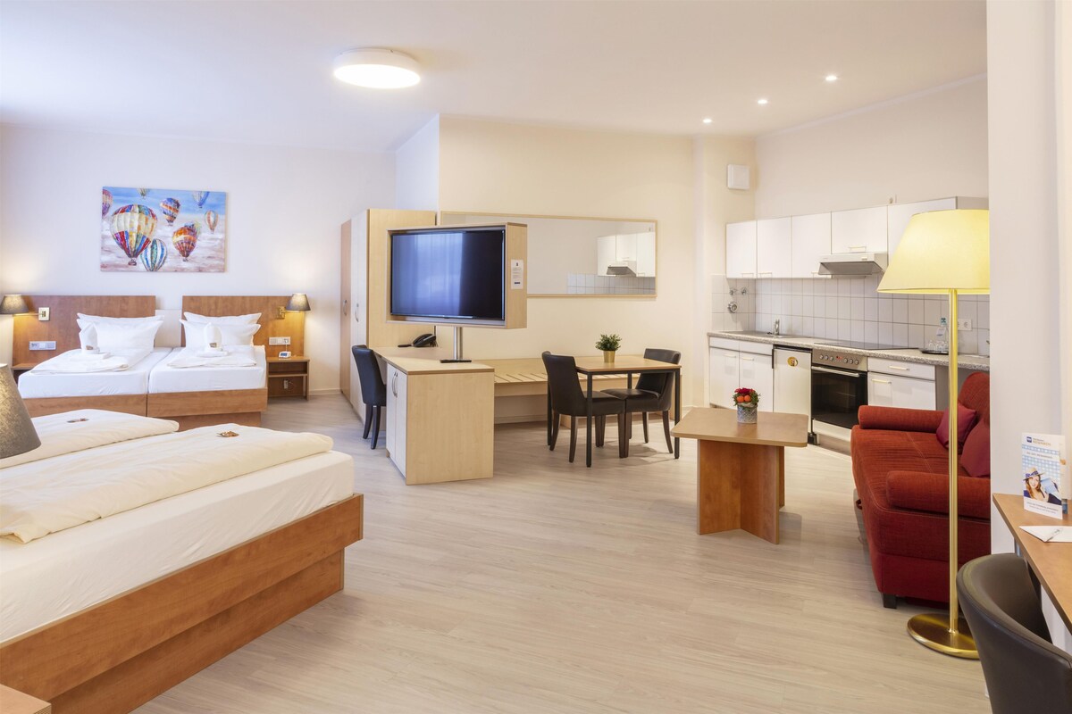 Familiekamer, Meerdere bedden | Hypoallergeen beddengoed, een minibar, een kluis op de kamer, een bureau