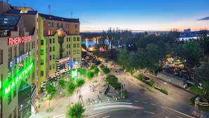 Un hotel con terraza en la azotea, un patio central y vistas al río.