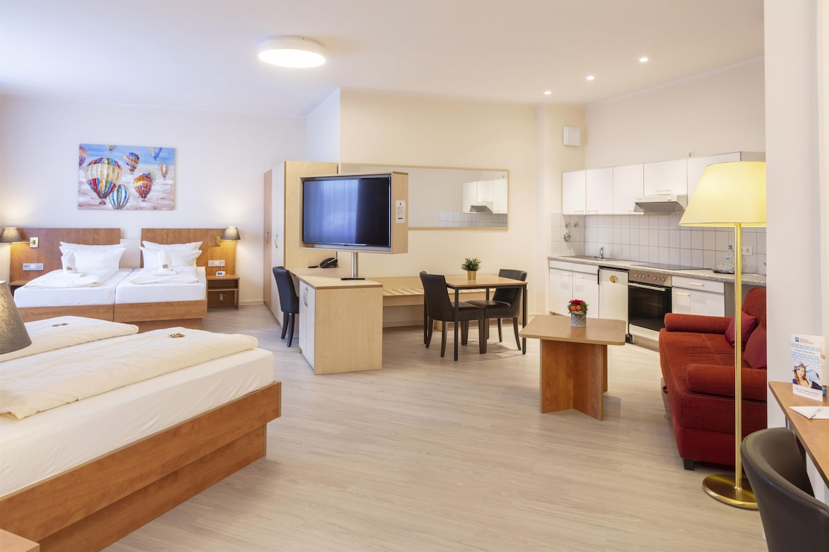 Familiekamer, Meerdere bedden | Hypoallergeen beddengoed, een minibar, een kluis op de kamer, een bureau