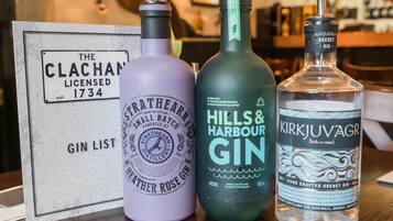 Tres botellas de ginebra sobre una barra.