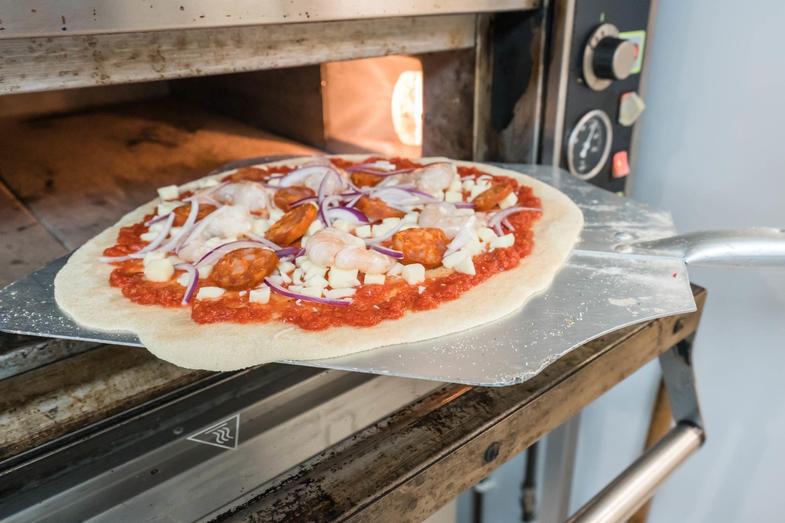 Une pizza est en train de cuire au four.