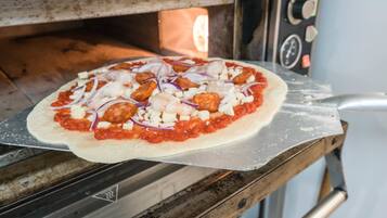 Une pizza est en train de cuire au four.