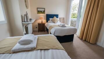 Habitación con 2 camas individuales, baño compartido