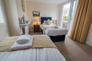 Quarto duplo, banheiro compartilhado