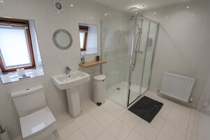 Habitación con 2 camas individuales, baño compartido | Baño