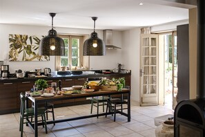 Refrigerador, microondas, horno y lavavajillas 