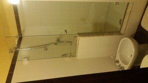 Een douche, een haardroger, een bidet, handdoeken