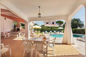 Outdoor dining - A Fantastic Place for Families, Hilton Hotel are and close to amenities (Vilamoura)